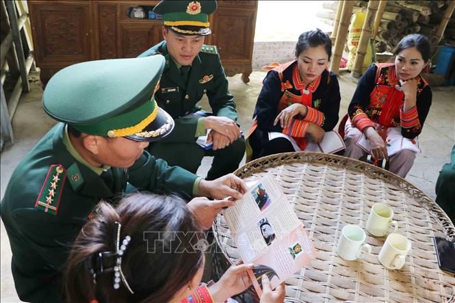 Cán bộ, chiến sĩ Đồn Biên phòng cửa khẩu Ma Lù Thàng (Lai Châu) tuyên truyền về lợi ích khi sử dụng thành thạo kỹ năng số cho người dân biên giới. Ảnh: Nguyễn Oanh - TTXVN